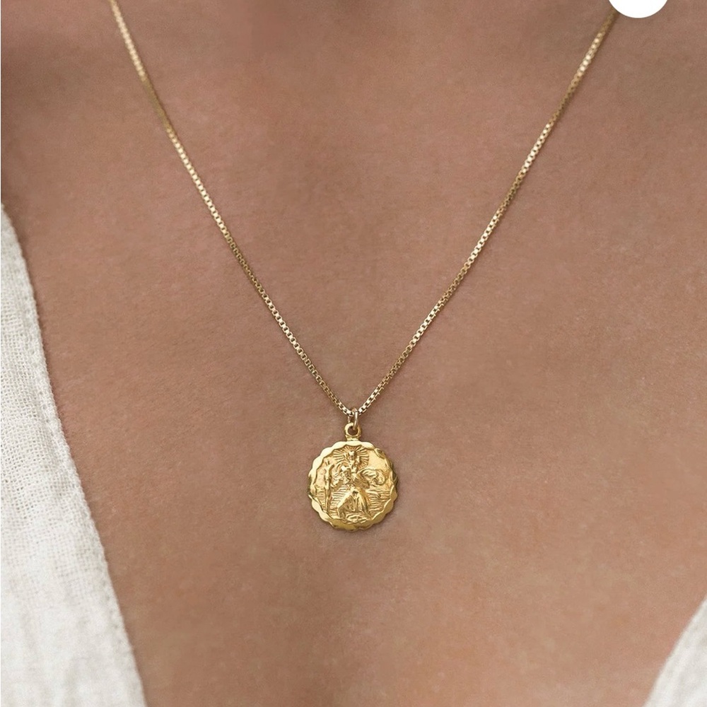 Leah Alexandra Gold Pendant Necklace
